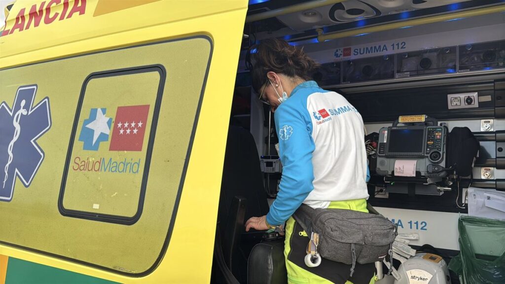 Escena del choque entre moto y coche en Fuente El Saz con servicios de emergencia trabajando