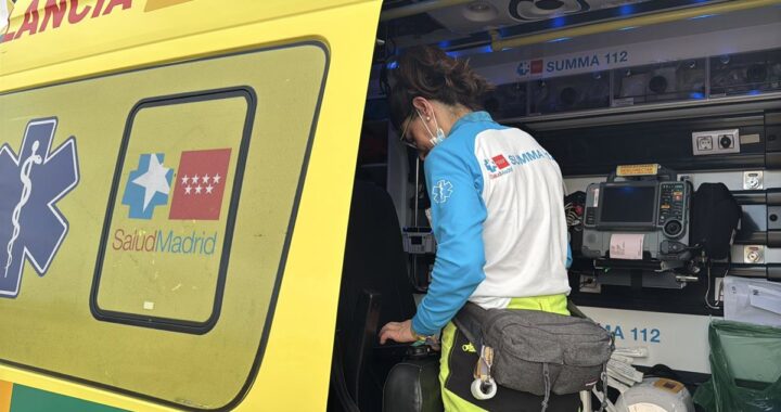 Escena del choque entre moto y coche en Fuente El Saz con servicios de emergencia trabajando