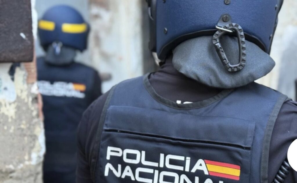 Autobús del Málaga CF con mampara rota tras botellazo antes del partido contra Almería