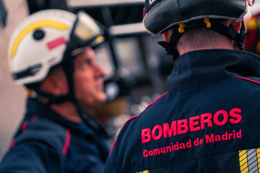 Bomberos de Madrid actuando en incendio de nave con productos químicos de piscina en San Fernando de Henares