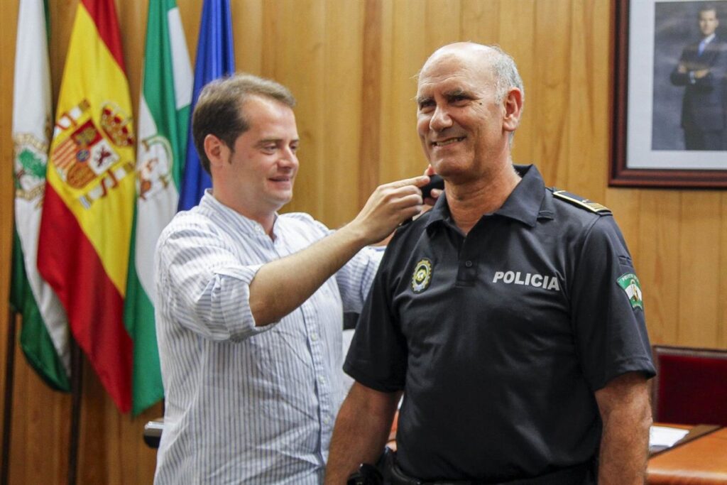 José Hervás, jefe de Policía Local de Mairena, enciende simbólicamente la Feria 2026 en la portada del recinto ferial
