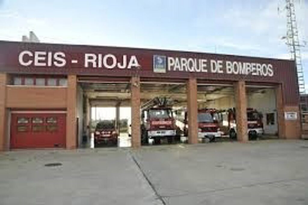 Bomberos CEIS Rioja apagan incendio de coche en calle Padre Samaniego de Nájera de madrugada