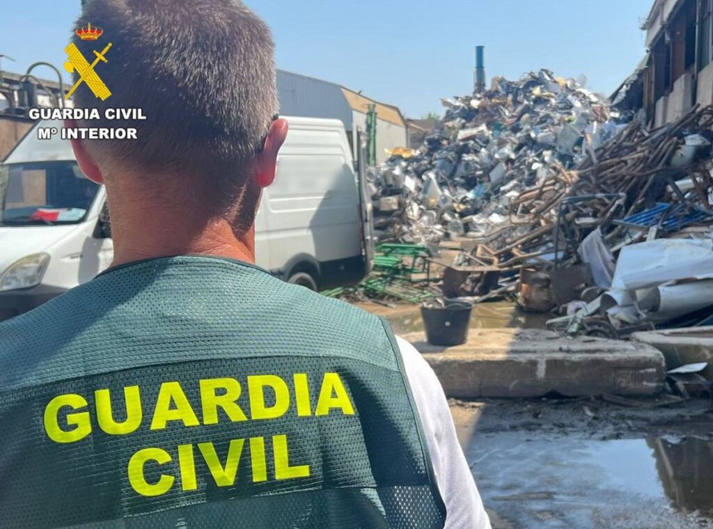 Agentes de la Guardia Civil en operación contra robo de 1.600 kilos de metal y campanas de bronce en Cantabria