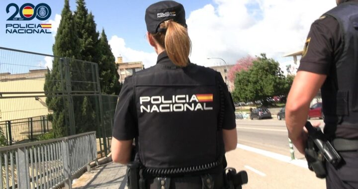Agentes de policía detienen a pareja en coche con móviles robados y herramientas en Playa de Palma