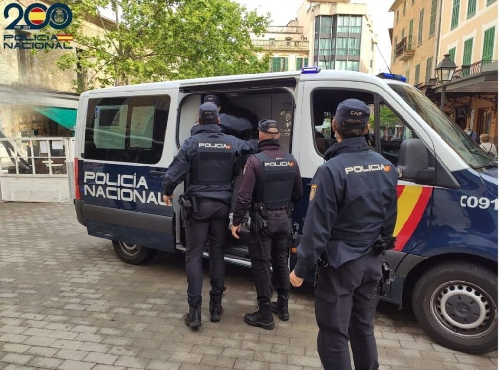 Policía Nacional detiene a tres hombres tras romper puerta de cristal de un local en Palma