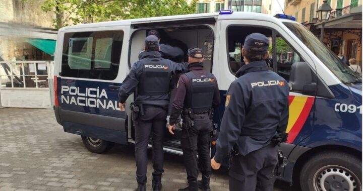 Policía Nacional detiene a tres hombres tras romper puerta de cristal de un local en Palma