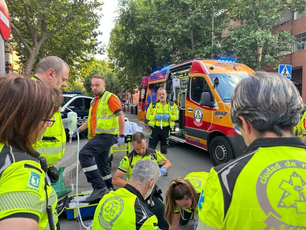 Escena del apuñalamiento en calle Cristo de la Victoria, Usera, con presencia policial y sanitarios