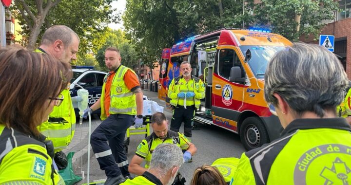 Escena del apuñalamiento en calle Cristo de la Victoria, Usera, con presencia policial y sanitarios