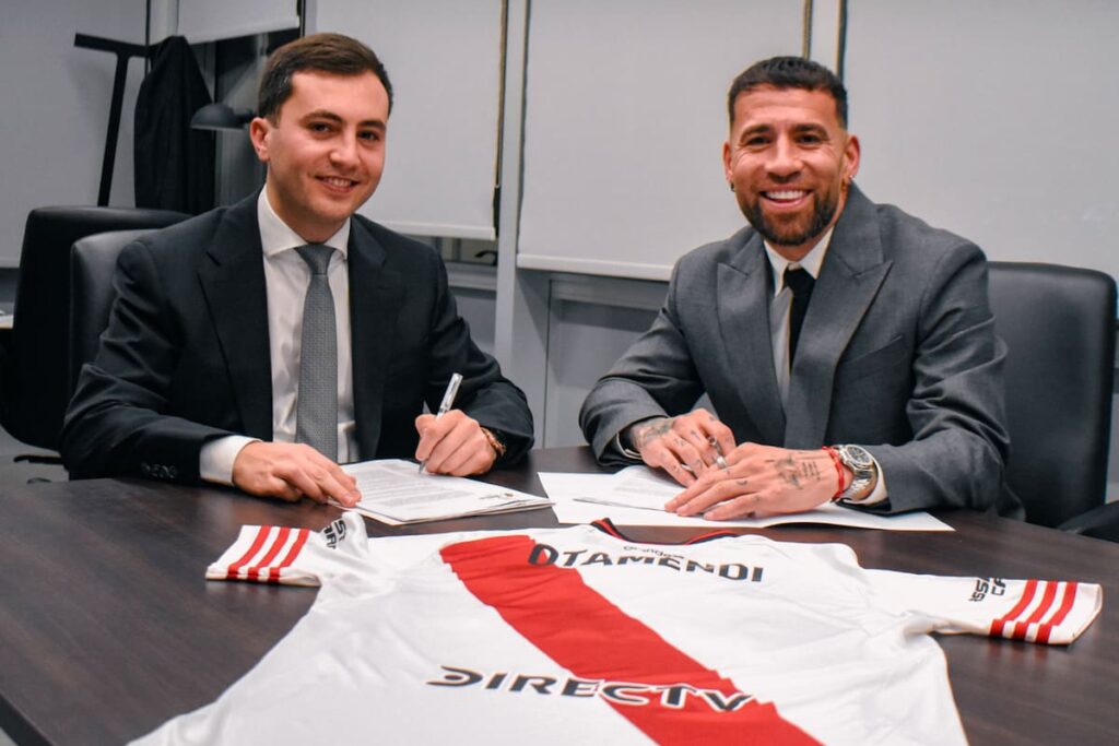 Stefano Di Carlo en conferencia anunciando venta masiva de jugadores de River con gráficos de $85M en pérdidas