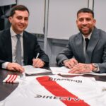 Stefano Di Carlo en conferencia anunciando venta masiva de jugadores de River con gráficos de $85M en pérdidas
