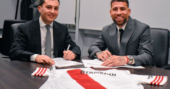 Stefano Di Carlo en conferencia anunciando venta masiva de jugadores de River con gráficos de $85M en pérdidas