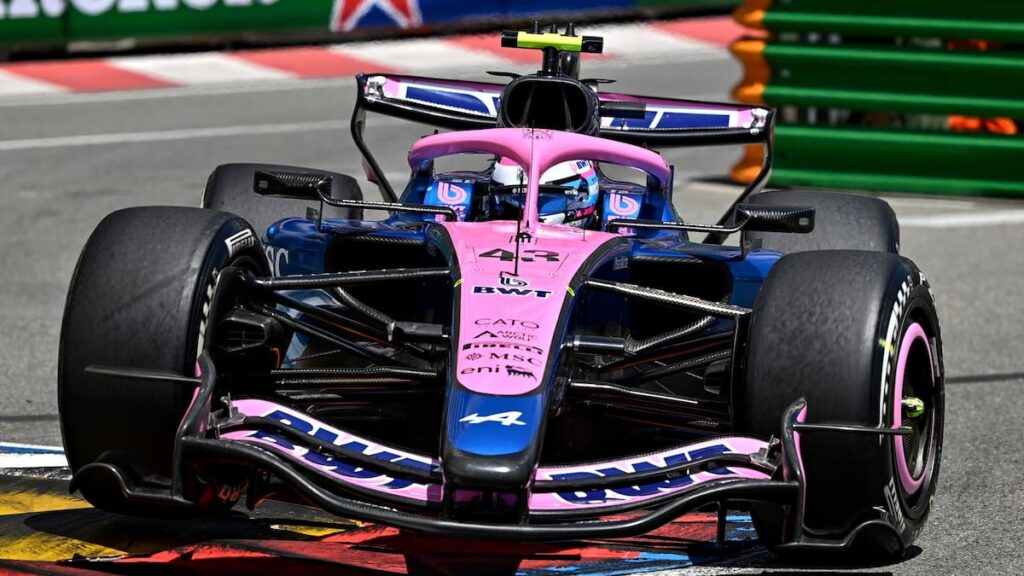 Franco Colapinto en su Williams dañado tras chocar contra las barreras en el circuito de Mónaco durante los libres 2