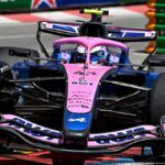 Franco Colapinto en su Williams dañado tras chocar contra las barreras en el circuito de Mónaco durante los libres 2