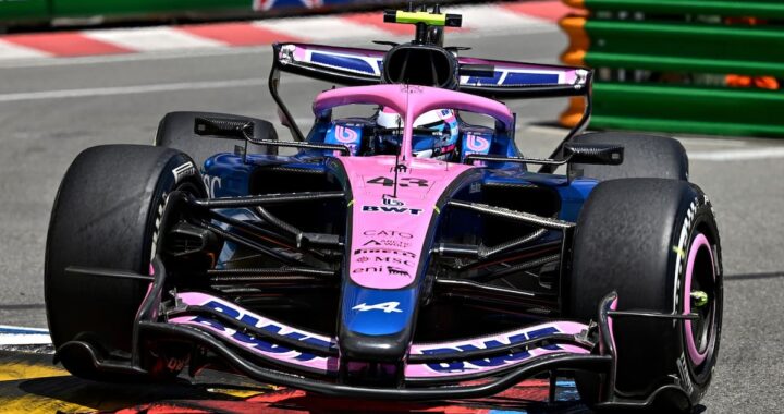 Franco Colapinto en su Williams dañado tras chocar contra las barreras en el circuito de Mónaco durante los libres 2