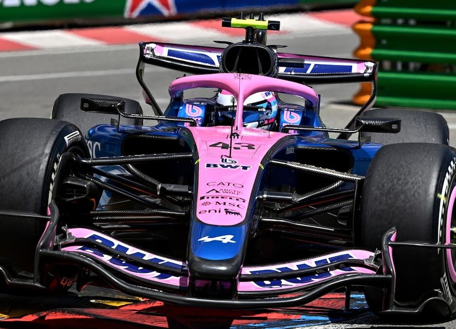 Franco Colapinto en su Williams dañado tras chocar contra las barreras en el circuito de Mónaco durante los libres 2