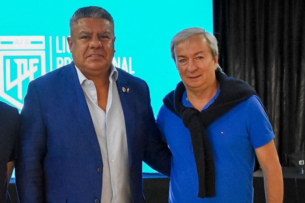 Simón Escobar de 16 años con la camiseta de Vélez, tras firmar contrato por presión de Tapia antes del Mundial Sub 17