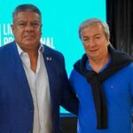 Simón Escobar de 16 años con la camiseta de Vélez, tras firmar contrato por presión de Tapia antes del Mundial Sub 17