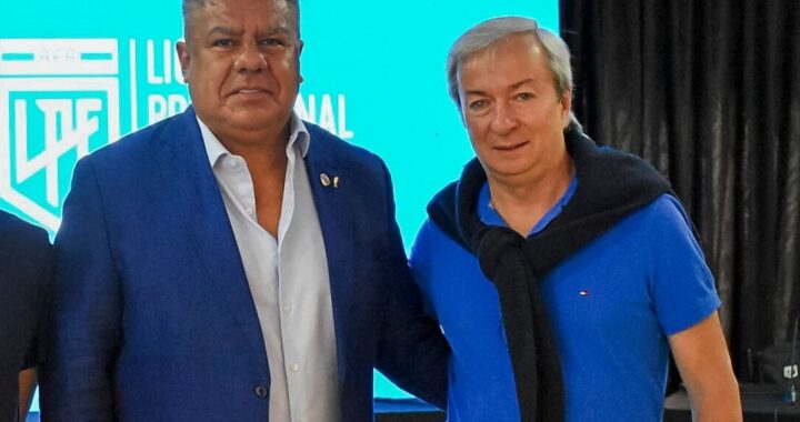 Simón Escobar de 16 años con la camiseta de Vélez, tras firmar contrato por presión de Tapia antes del Mundial Sub 17