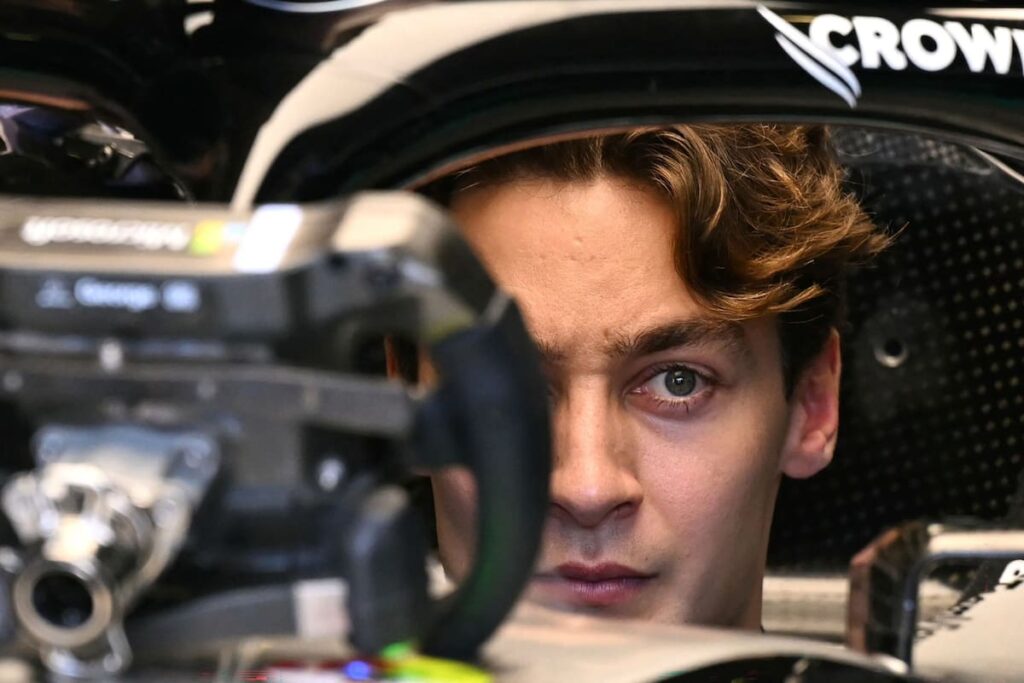 Toto Wolff observa a Russell y Antonelli en los boxes de Mercedes, tensión palpable antes del GP de Mónaco
