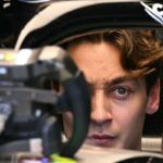 Toto Wolff observa a Russell y Antonelli en los boxes de Mercedes, tensión palpable antes del GP de Mónaco