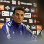 Lionel Scaloni con gesto serio en conferencia de prensa, señalando con el dedo al hablar sobre Messi y su autoridad