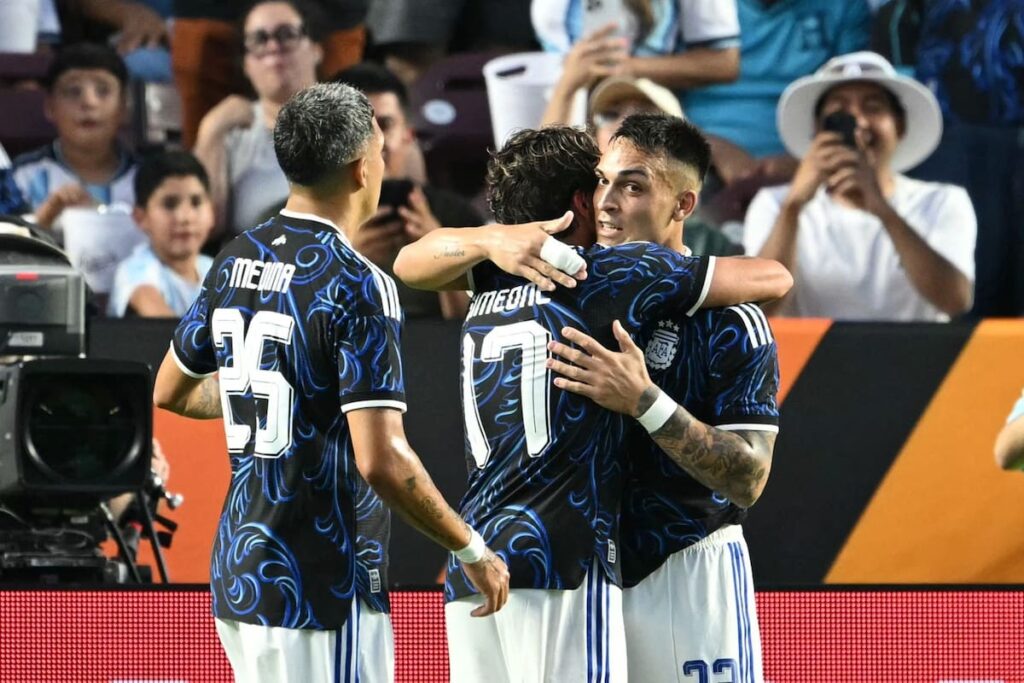 Lautaro Martínez celebra su gol de penal mientras Giuliano Simeone anota el 2-0 con taco en Argentina vs Honduras