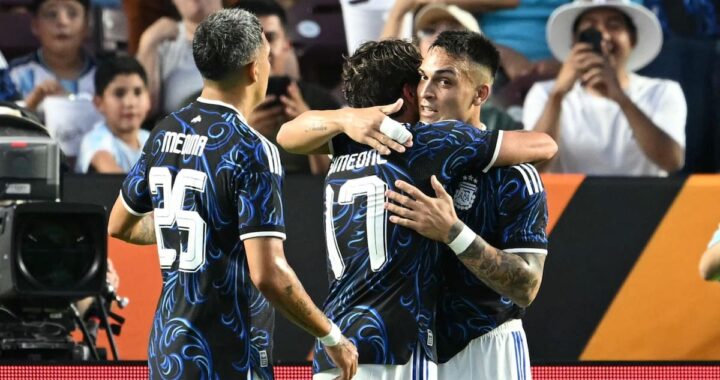 Lautaro Martínez celebra su gol de penal mientras Giuliano Simeone anota el 2-0 con taco en Argentina vs Honduras