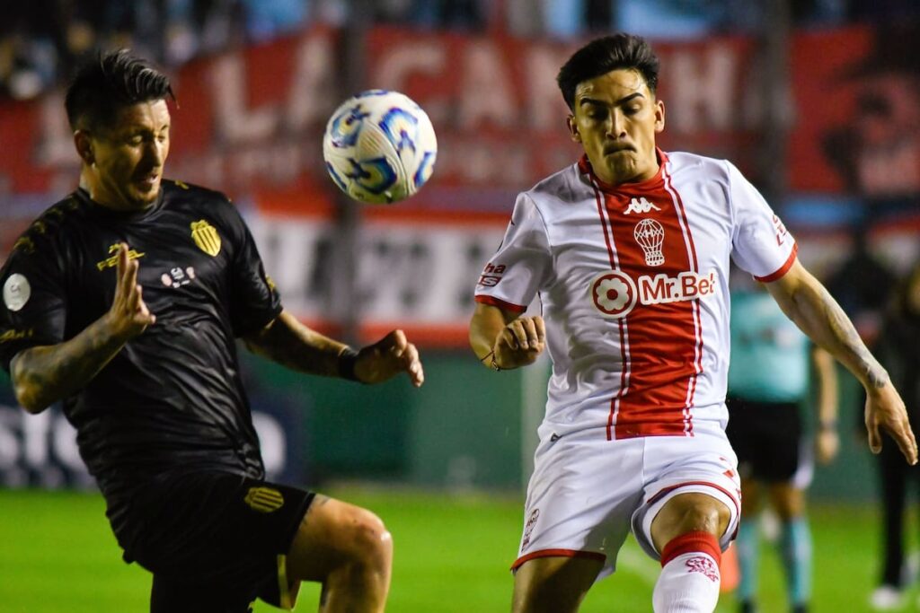 Damián Martínez celebra su golazo de 20 metros que eliminó a Huracán en la Copa Argentina