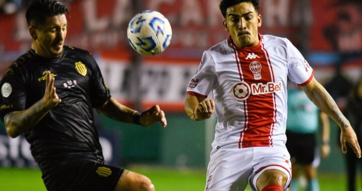 Damián Martínez celebra su golazo de 20 metros que eliminó a Huracán en la Copa Argentina
