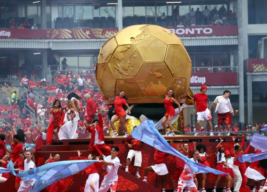 Ceremonia inaugural del Mundial 2026 en Canadá con artistas locales e internacionales celebrando la diversidad cultural