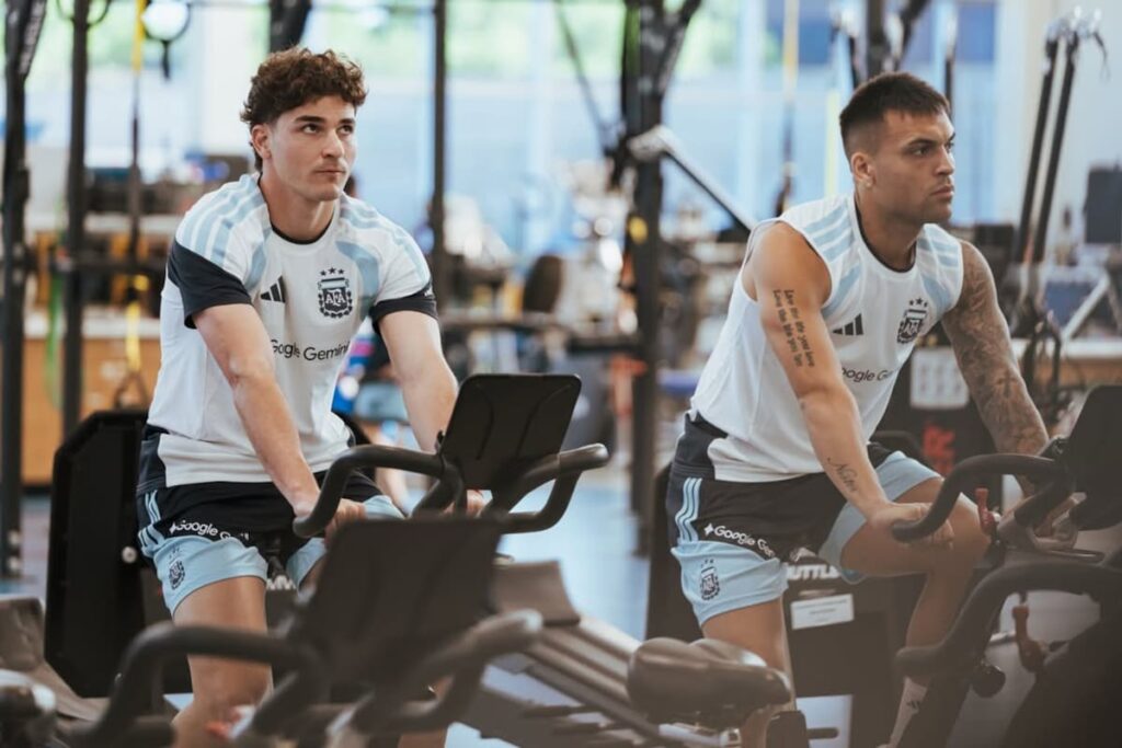 Julián Álvarez y Lautaro Martínez en entrenamiento de Argentina previo al Mundial