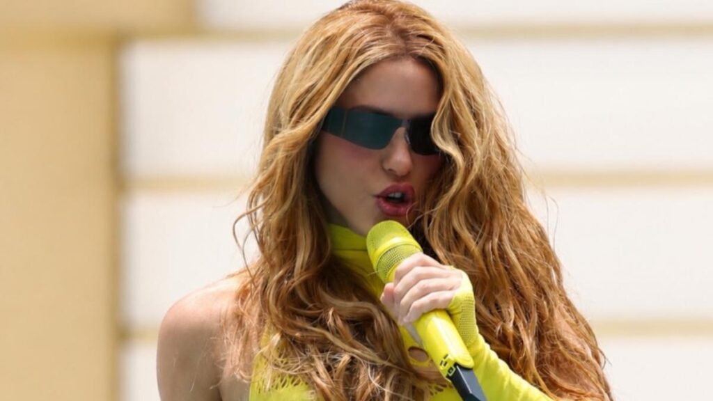 Shakira con gafas negras en el escenario del Mundial 2026 en el estadio Azteca junto a Burna Boy
