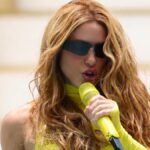 Shakira con gafas negras en el escenario del Mundial 2026 en el estadio Azteca junto a Burna Boy