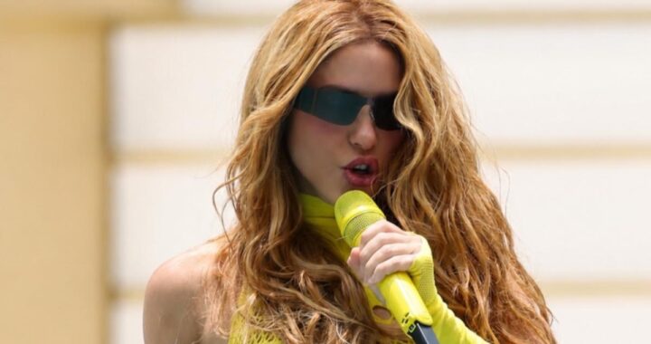 Shakira con gafas negras en el escenario del Mundial 2026 en el estadio Azteca junto a Burna Boy