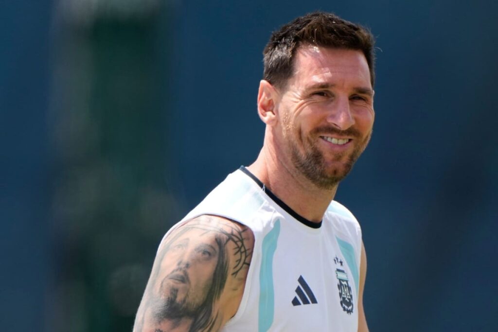 Lionel Scaloni da indicaciones a jugadores de Argentina durante entrenamiento en Kansas City con Messi de fondo