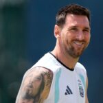 Lionel Scaloni da indicaciones a jugadores de Argentina durante entrenamiento en Kansas City con Messi de fondo