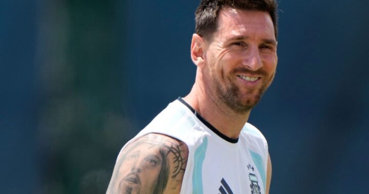 Lionel Scaloni da indicaciones a jugadores de Argentina durante entrenamiento en Kansas City con Messi de fondo