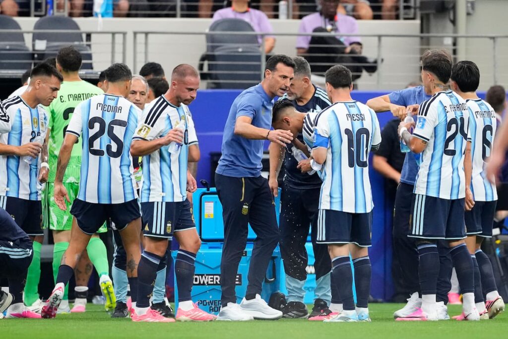 Lionel Messi celebra un gol con Argentina en el Mundial, mostrando su liderazgo y dependencia del equipo