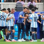Lionel Messi celebra un gol con Argentina en el Mundial, mostrando su liderazgo y dependencia del equipo