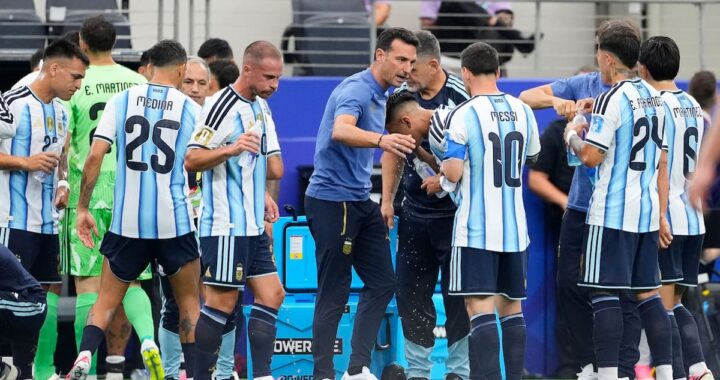 Lionel Messi celebra un gol con Argentina en el Mundial, mostrando su liderazgo y dependencia del equipo