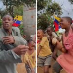 Niños de Uganda bailan 'Papaya Dada' con baldes y bandera de Ecuador, mostrando apoyo al Mundial 2026