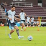 Lionel Scaloni en conferencia de prensa anunciando cambios tácticos con gesto seguro y sonrisa