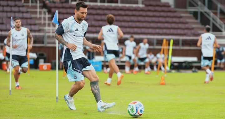Lionel Scaloni en conferencia de prensa anunciando cambios tácticos con gesto seguro y sonrisa