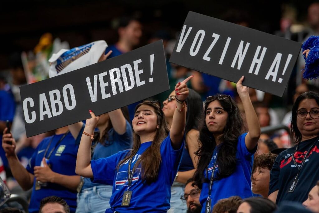 Mural de Cesaria Evora besando la copa del mundo en Cabo Verde, símbolo de fe ante Argentina en Mundial 2026