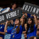 Mural de Cesaria Evora besando la copa del mundo en Cabo Verde, símbolo de fe ante Argentina en Mundial 2026