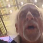 Peter Tuchman celebra el récord del Dow Jones en el parqué de Wall Street con gestos de euforia