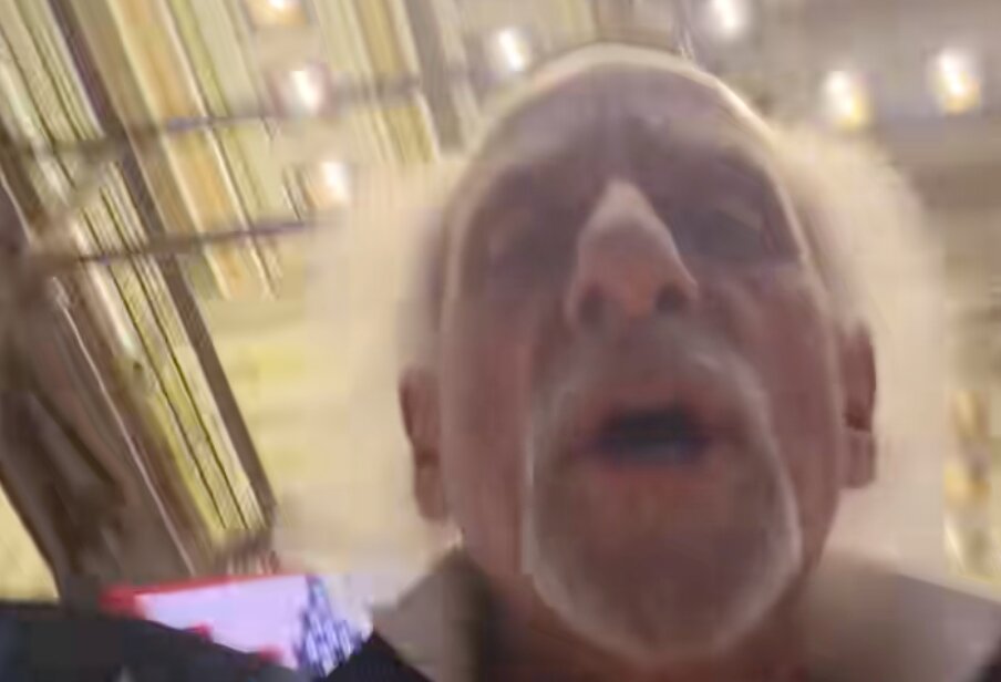 Peter Tuchman celebra el récord del Dow Jones en el parqué de Wall Street con gestos de euforia