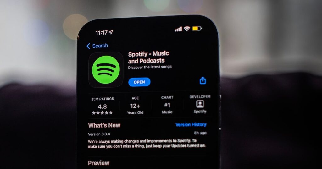 Gráfico de Spotify mostrando 500.000 reproducciones falsas vinculadas a apuestas musicales en Kalshi y Polymarket