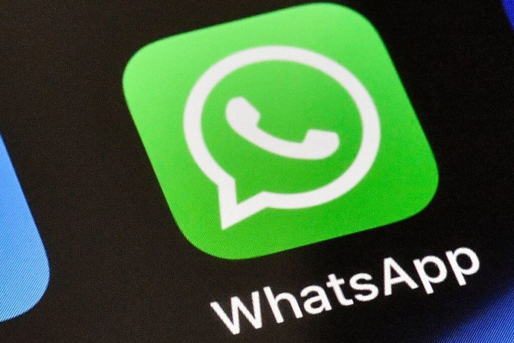 Interfaz de WhatsApp mostrando la opción de administración de almacenamiento y papelera para liberar espacio