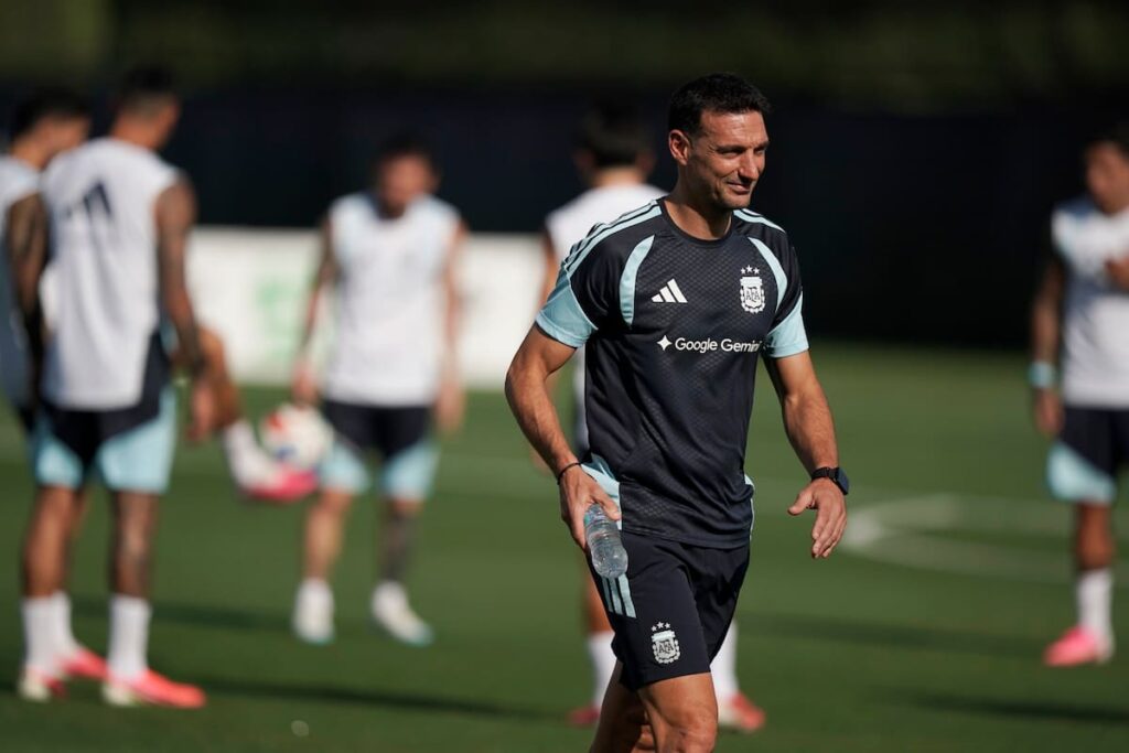 Lionel Scaloni en el banquillo de Argentina durante un partido, celebrando su liderazgo y credibilidad